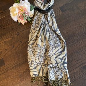Accent scarf NWT great accent piece 💕